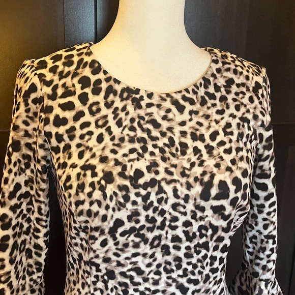 Calvin Klein leopard dress. Bell ruffled sleeves. Midi fitted silhouette. Size M - Picture 5 of 16